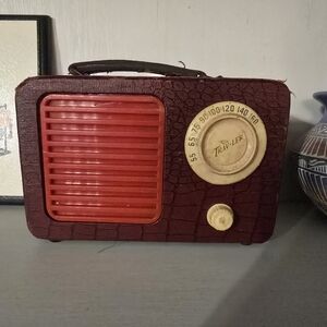 Vintage 50s-60s Trav-ler Tube Radio